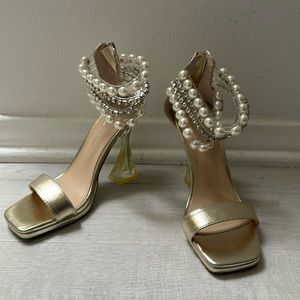 New fun, Betsey Johnson, sandal, high heels with rhinestone and pearls in gold